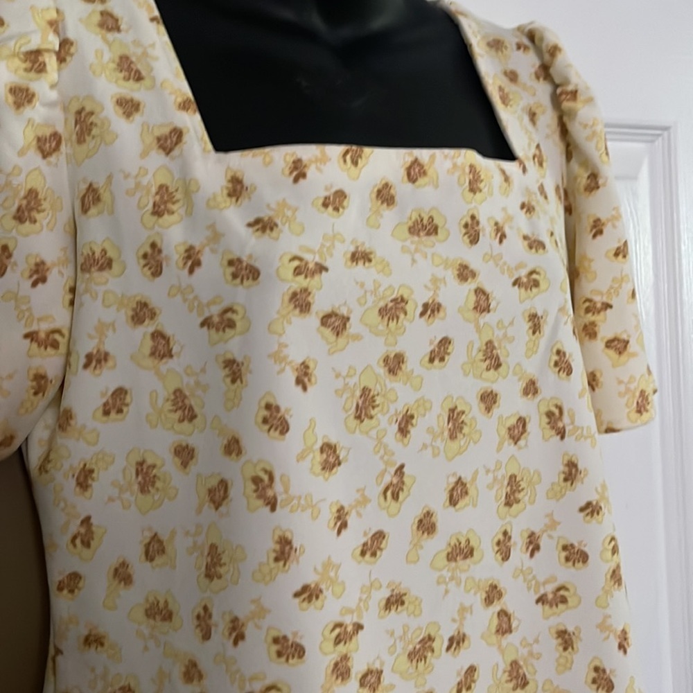 NWT pretty square neck floral top - Picture 2 of 4